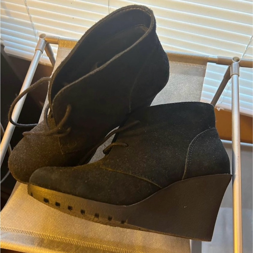Black wedges